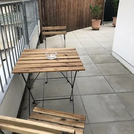 High 5 Apartment *